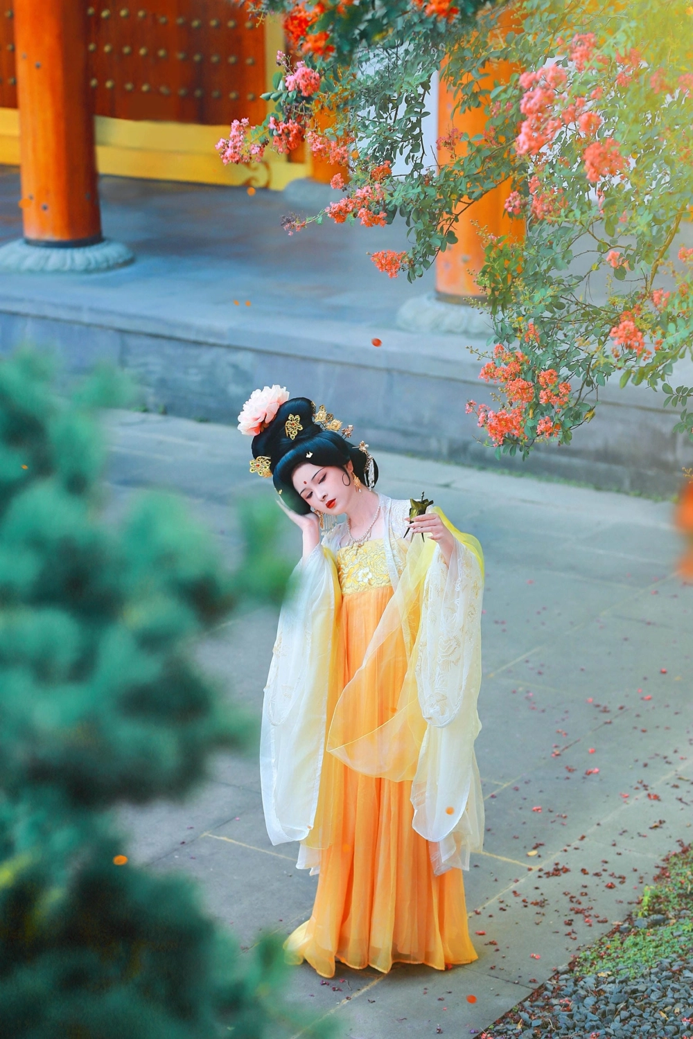 The contrast of soft fashion and nature with 6161