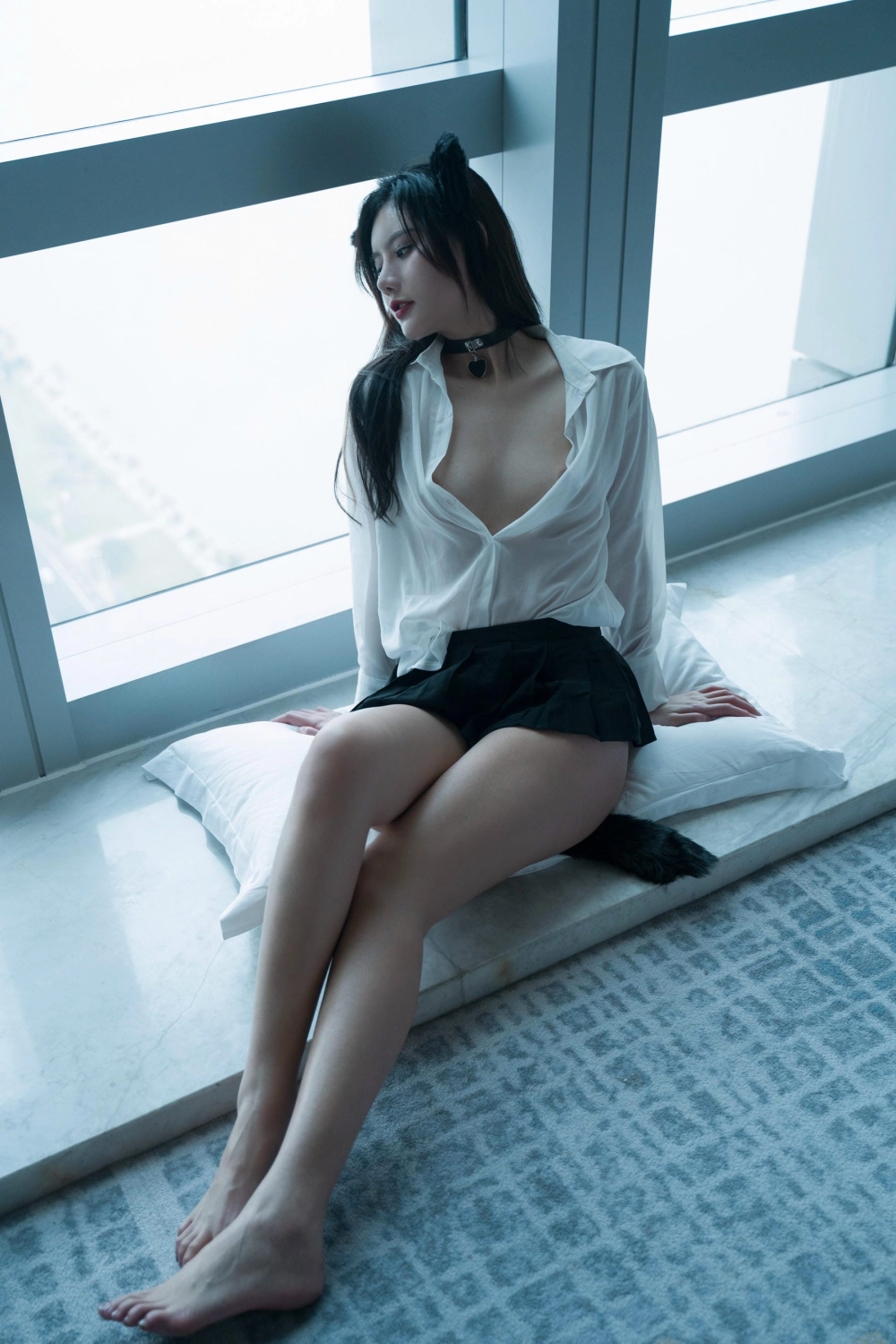 The timeless beauty of Aju in a classic pose