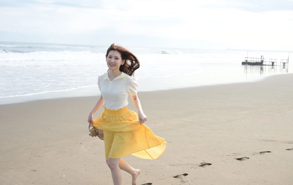 Akari Tsumugi leaves fans breathless in sexy new looks