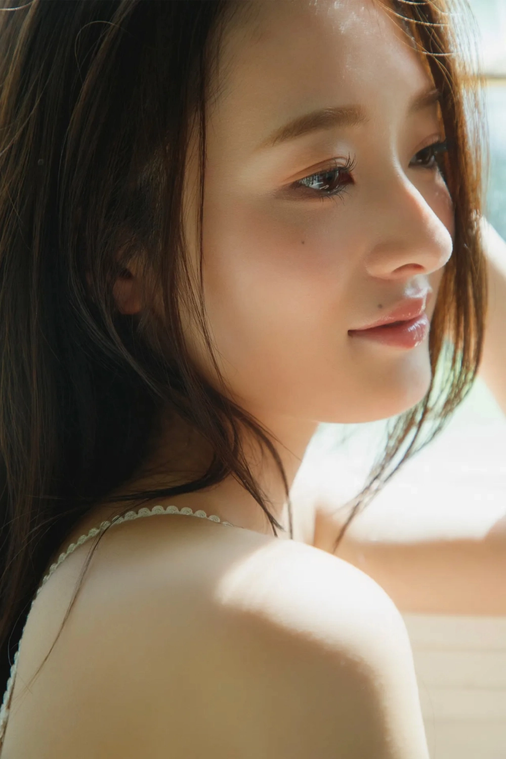 Seduction in the eyes of dazzling Akira Neo 