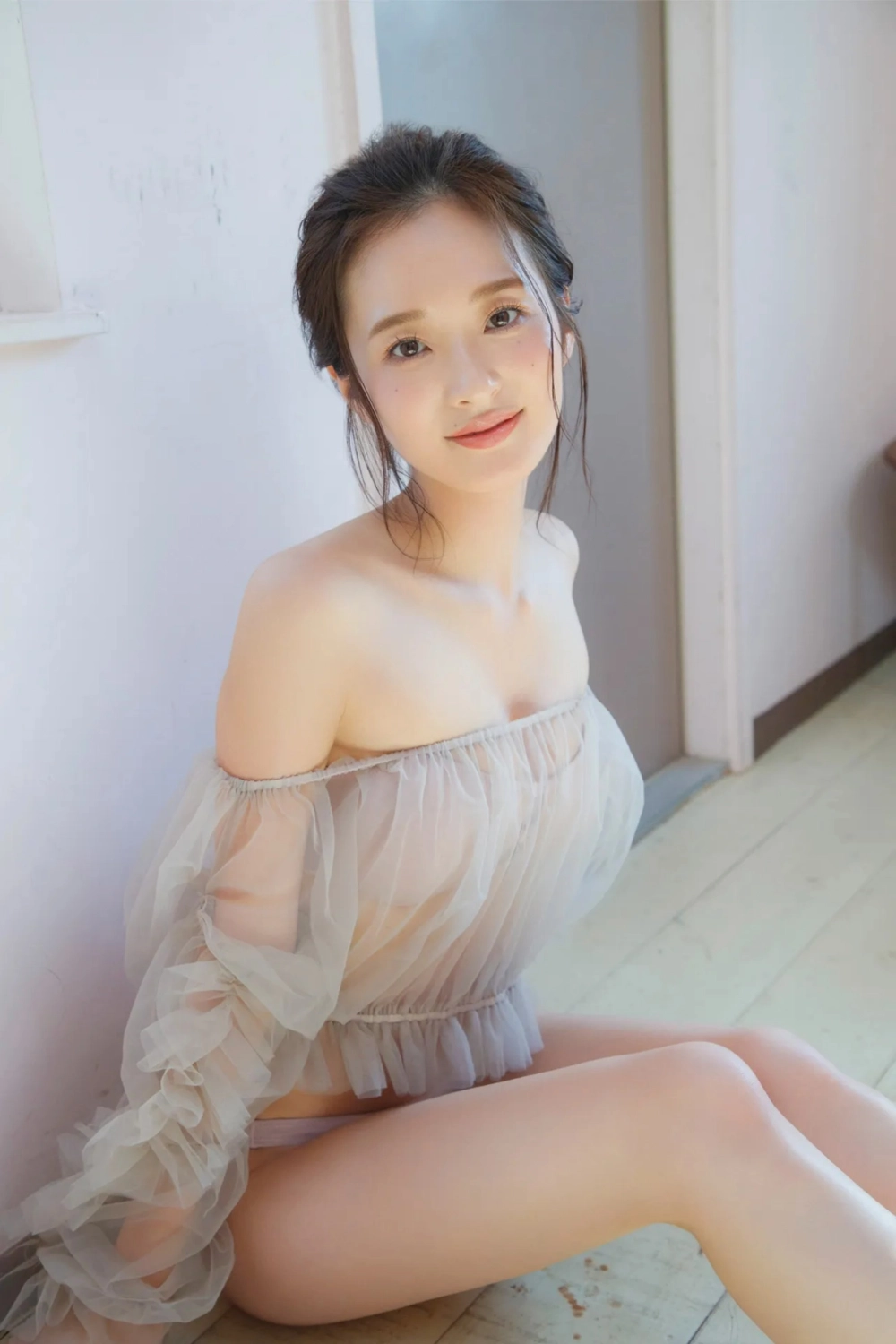 Akira Neo radiates alluring sexy power 