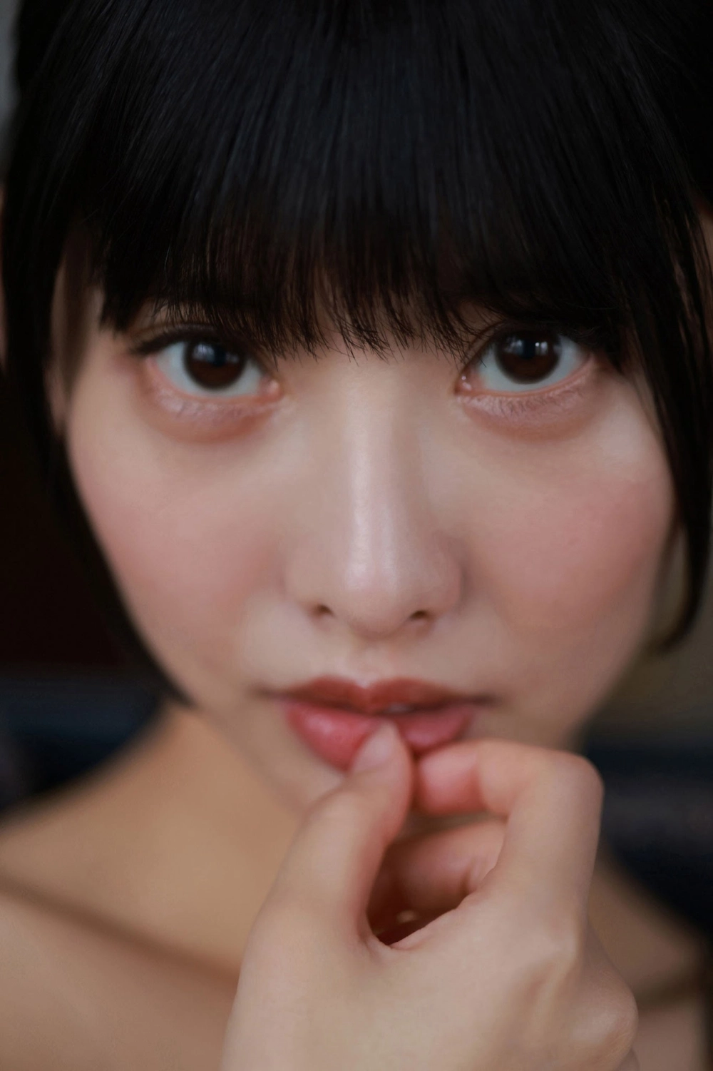 Her captivating gaze reveals the secret of Anon