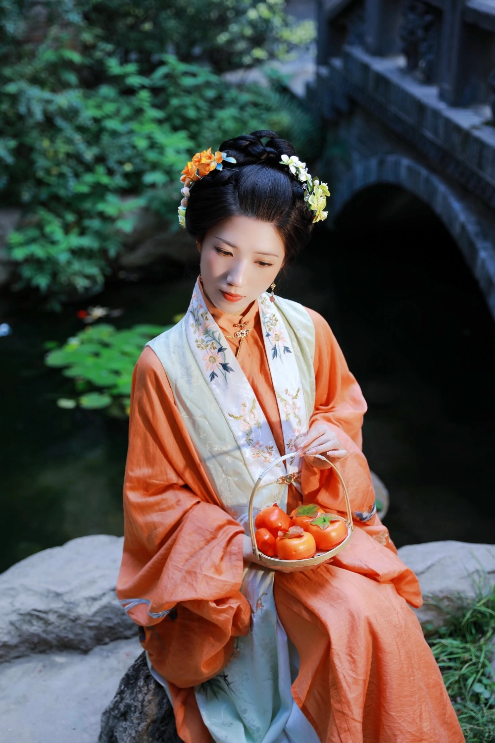 A candid and beautiful shot of Bie Qiuyue