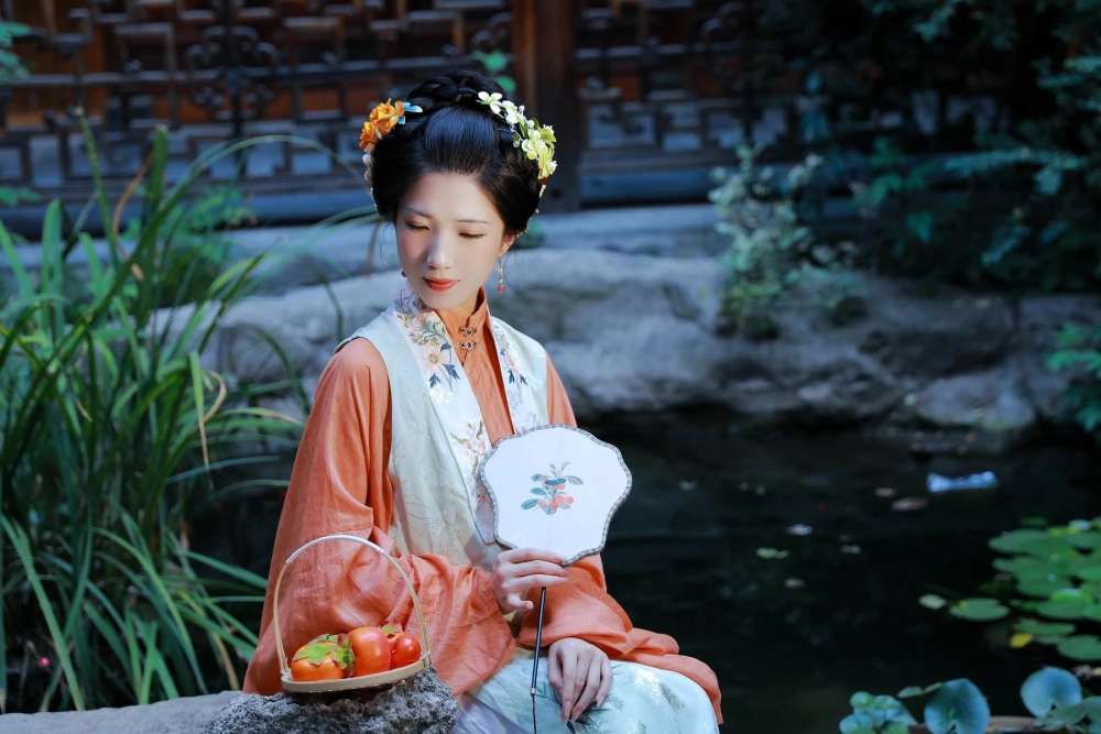 Bie Qiuyue embracing the beauty of the outdoors