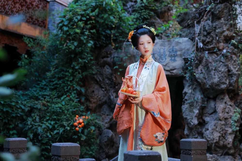 The timeless charm of Bie Qiuyue in nature