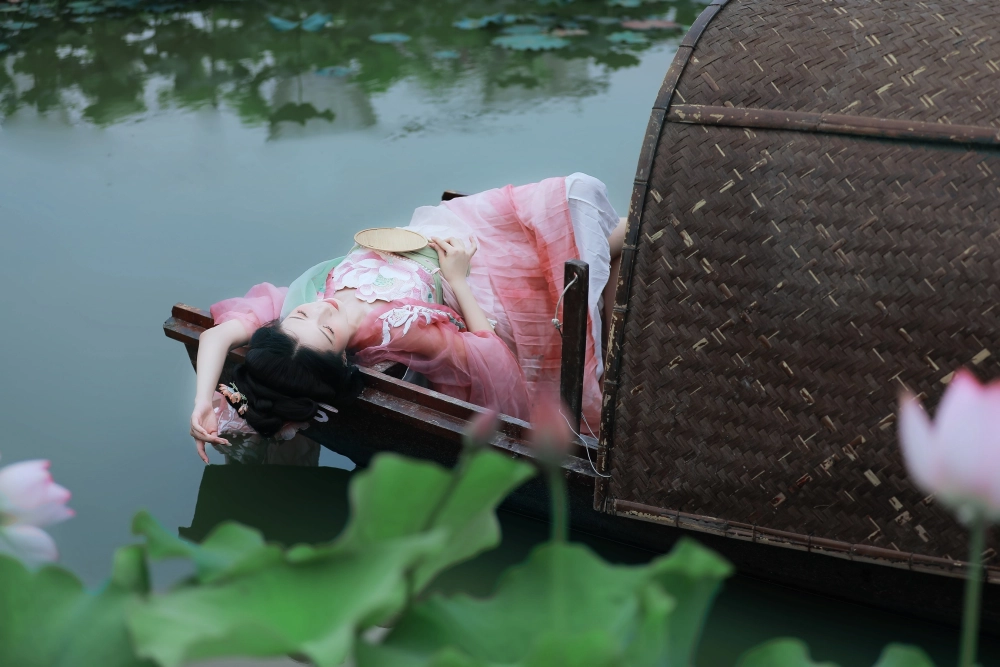 The sun-kissed beauty of Bie Qiuyue