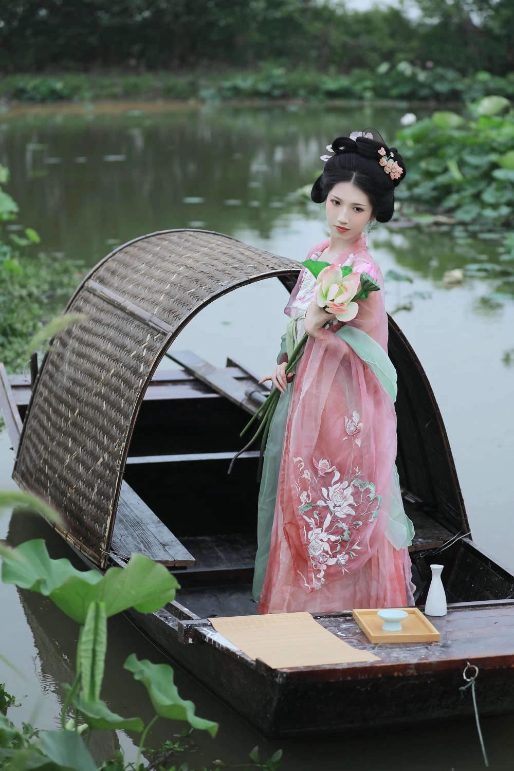Bie Qiuyue against a breathtaking landscape