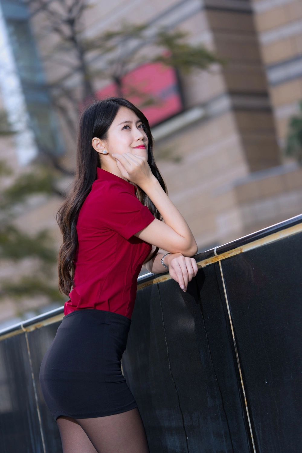 Her flirty pose defines the essence of Boa Candy style