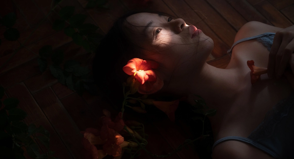 Cai Jingfan's captivating stare