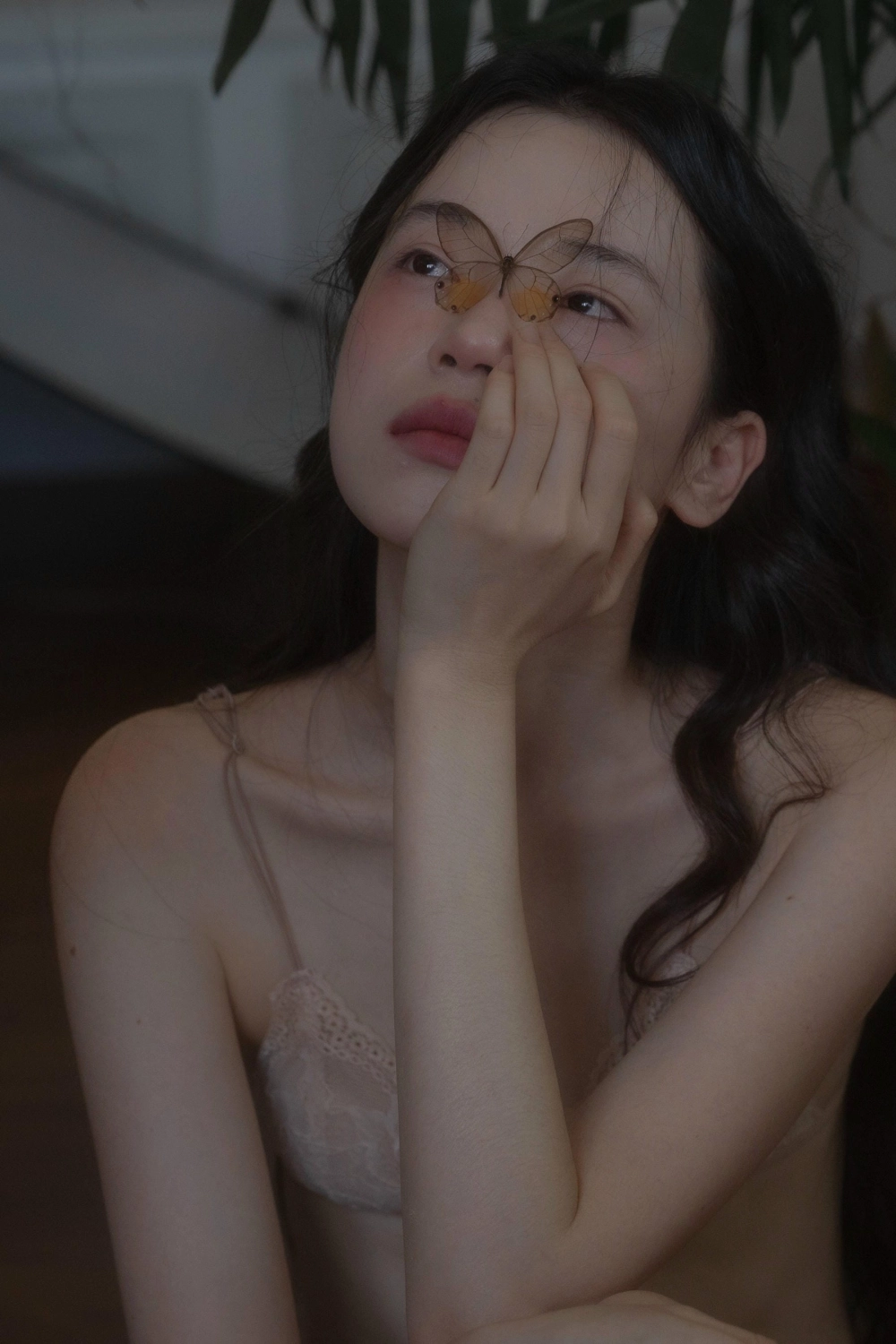 Cai Jingfan radiating pure elegance