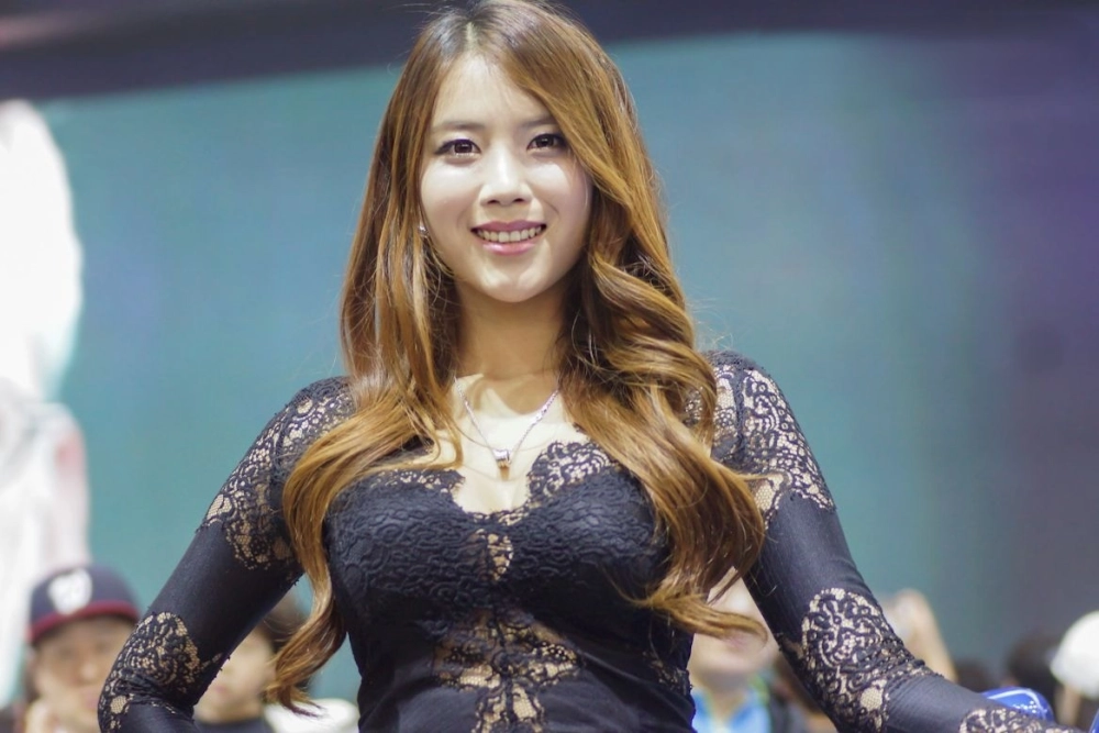 Cha Zhener glowing like a dream in daylight