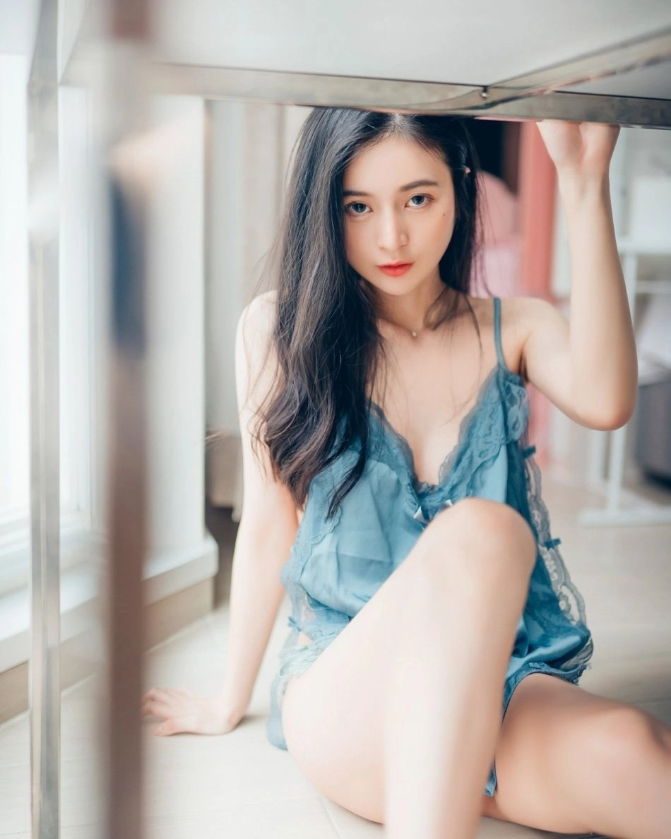 A classic and sexy look from Chen Chen