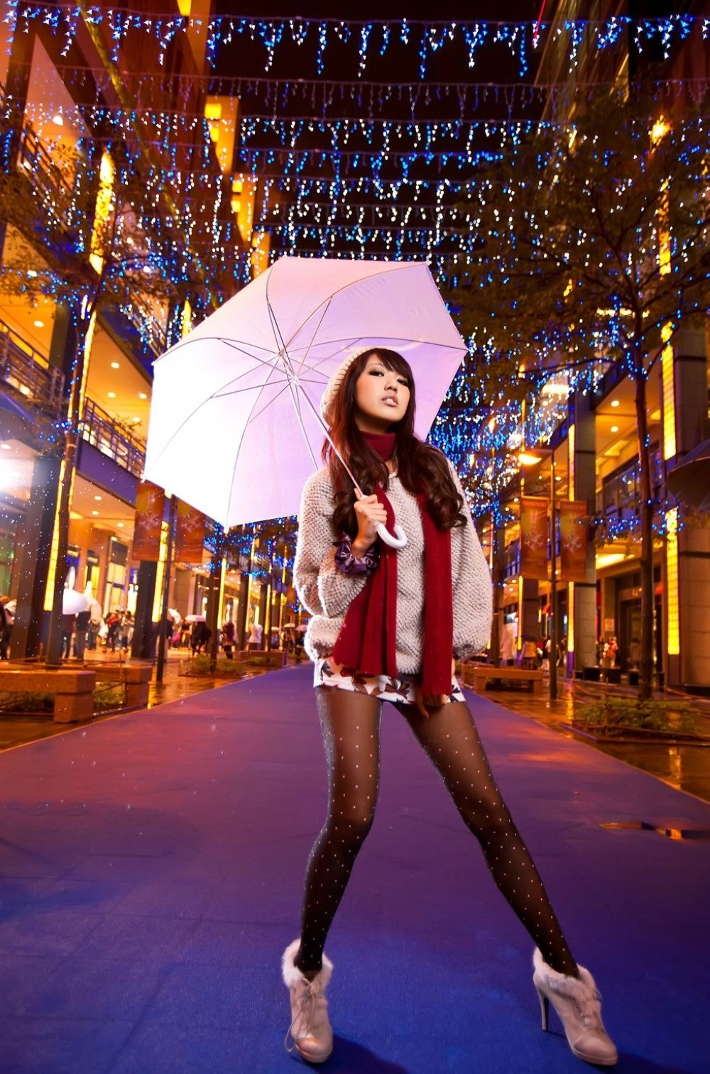 Her confident pose defines the essence of Chen Weiting elegance