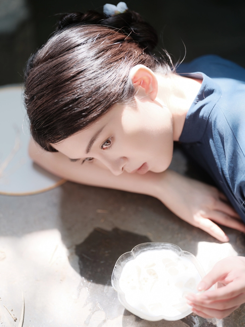 Chen Zihe under a clear blue sky