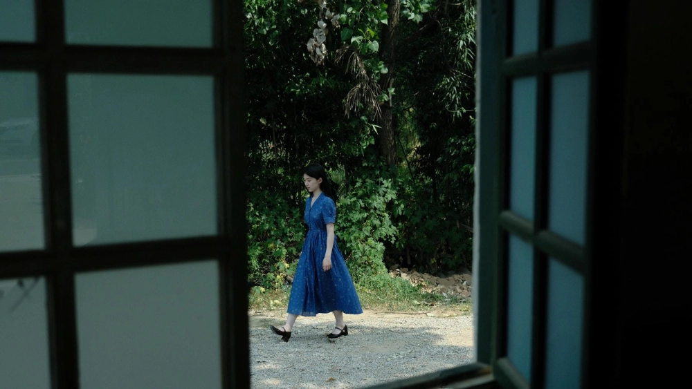 Chen Zihe against a stunning natural backdrop
