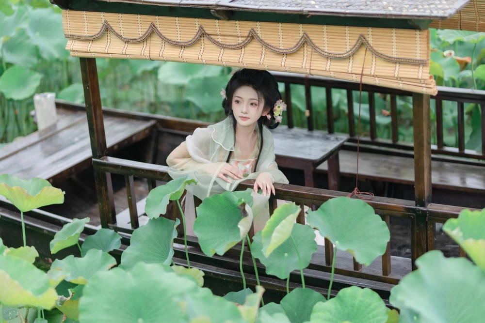 A candid shot of Chi Yan Zai Zheli