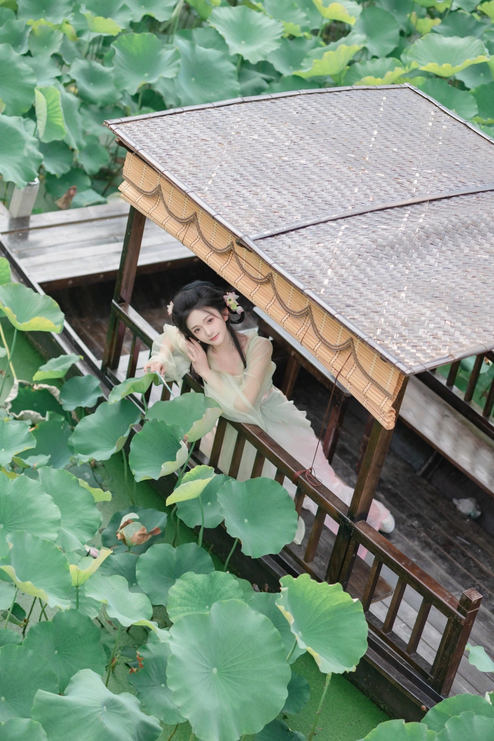 Chi Yan Zai Zheli enjoying the outdoors