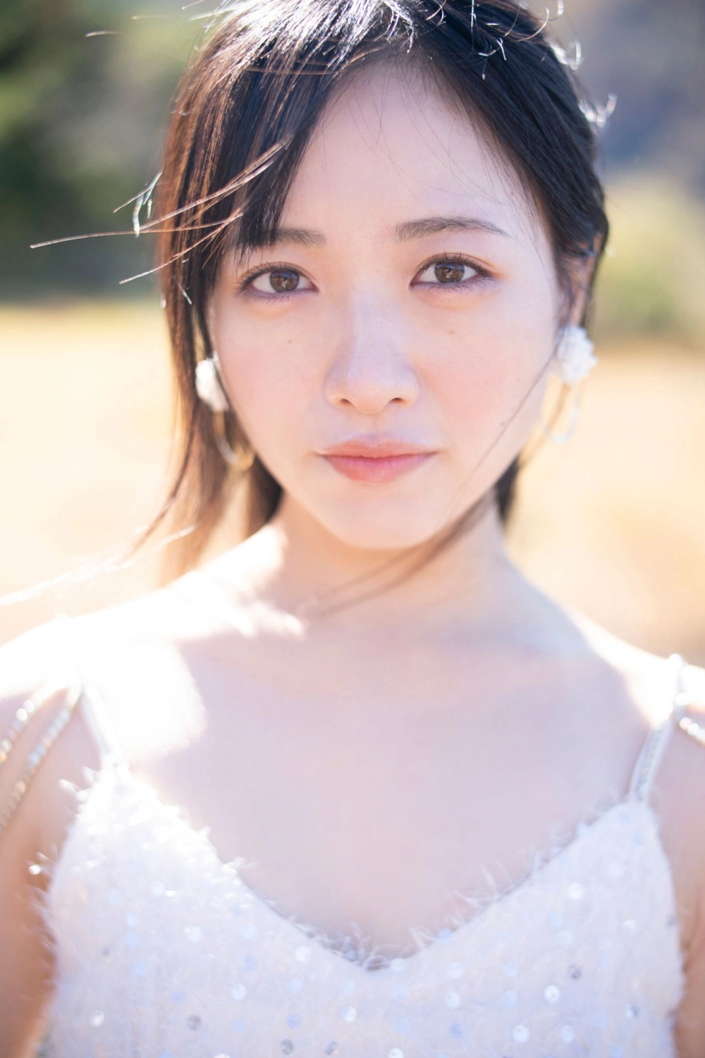 Sultry pose and graceful motion from the idol Chiho Ishida 