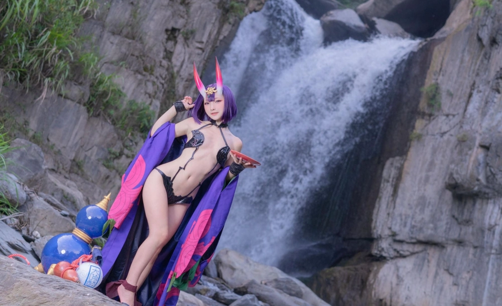 COSER Xiaoding showcases her modeling talent
