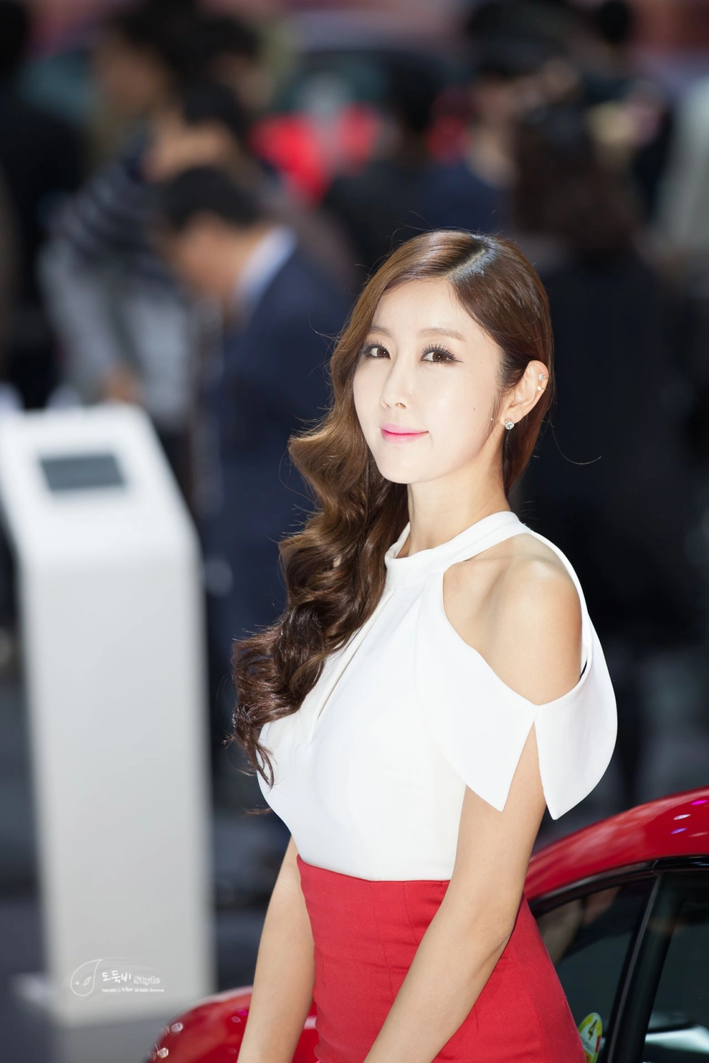 Cui Xingya shines bright with timeless elegance