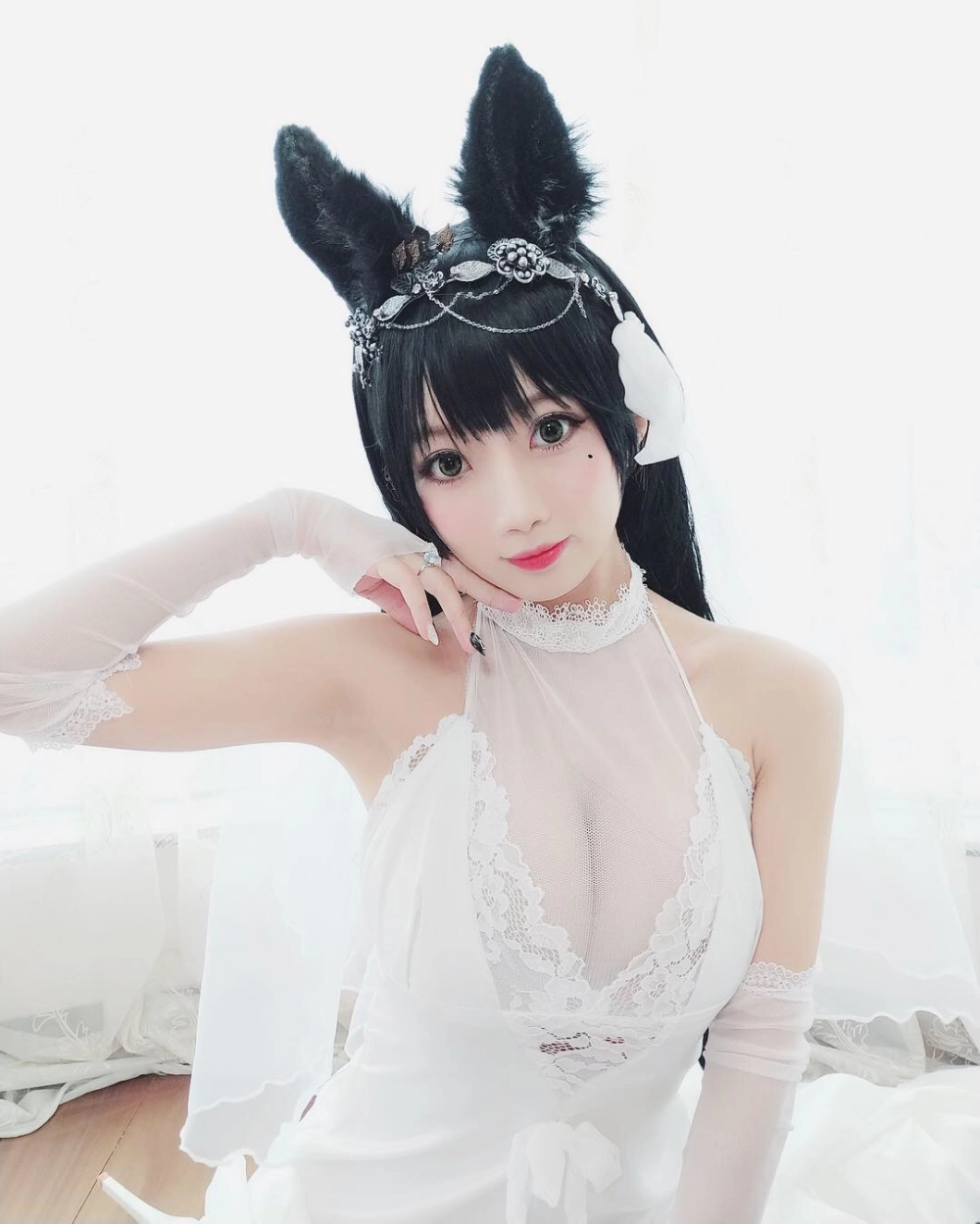 Devil's elegant and modern bridal style