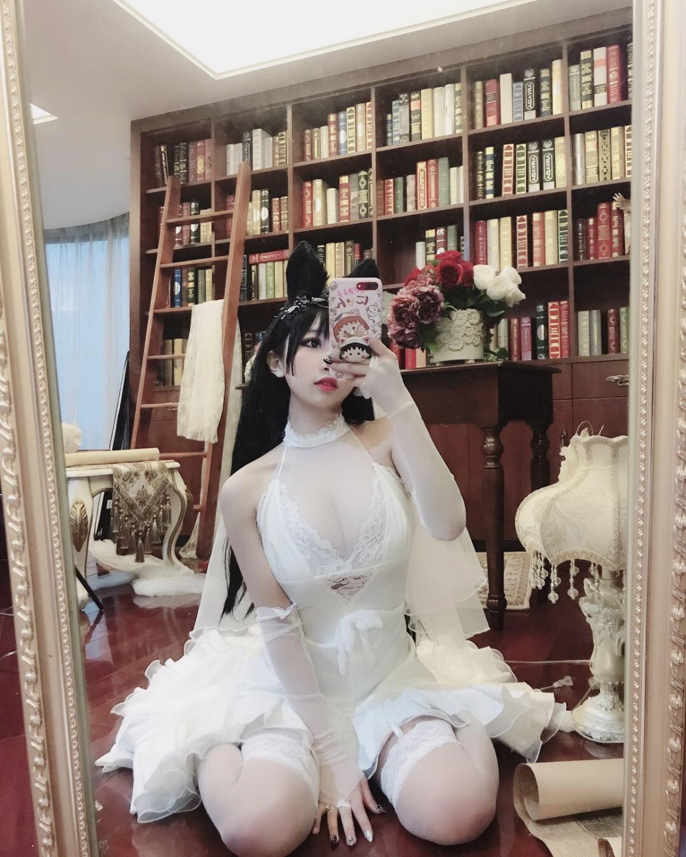 A classic bridal pose from Devil