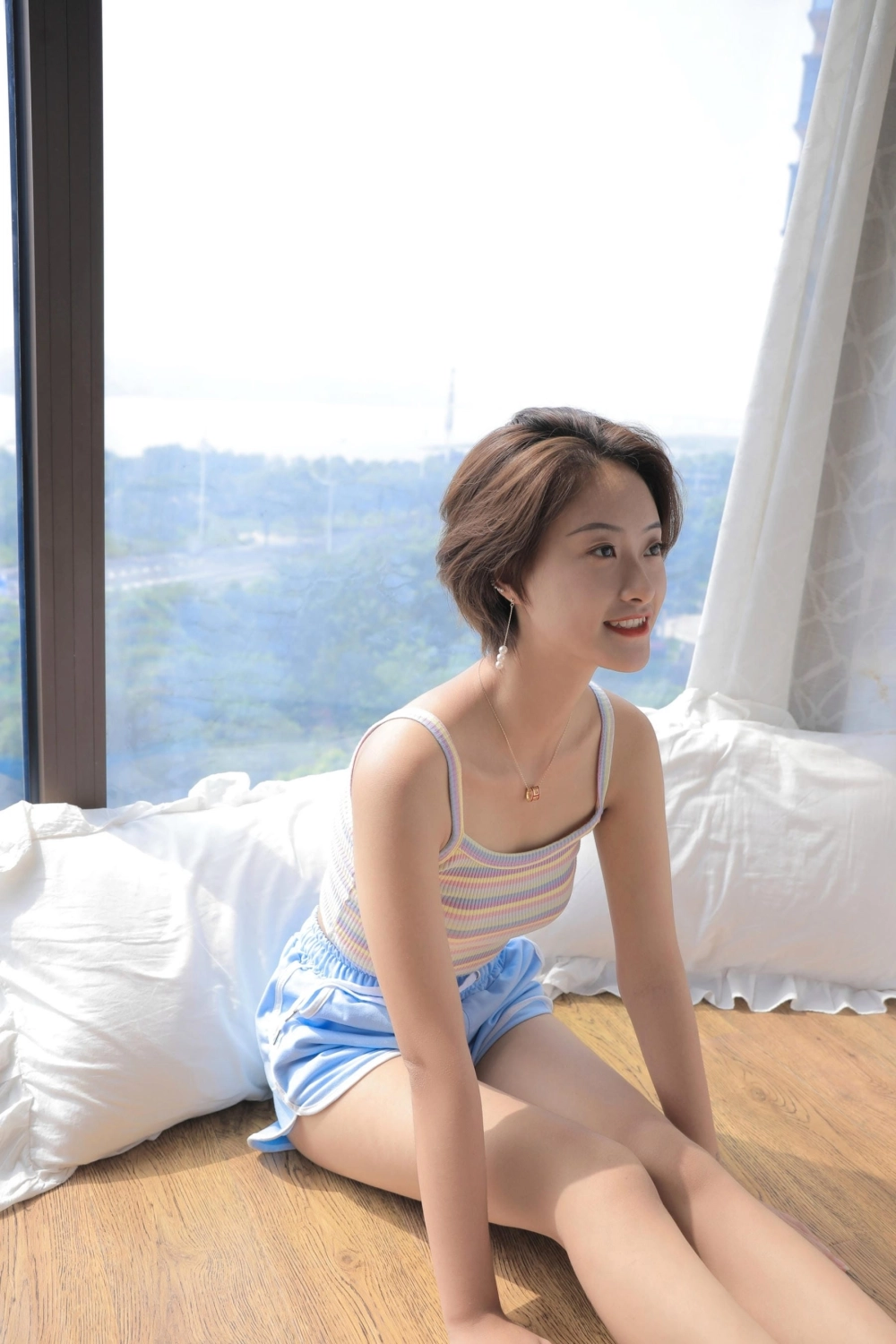 Ding Yuan's signature poise and charm