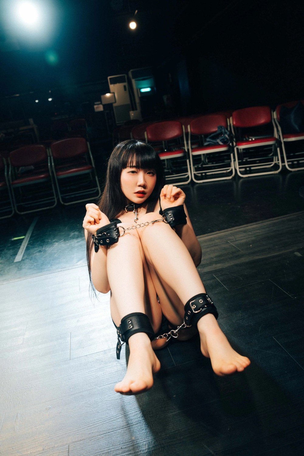 Explore the dreamy visuals of Doyeon online