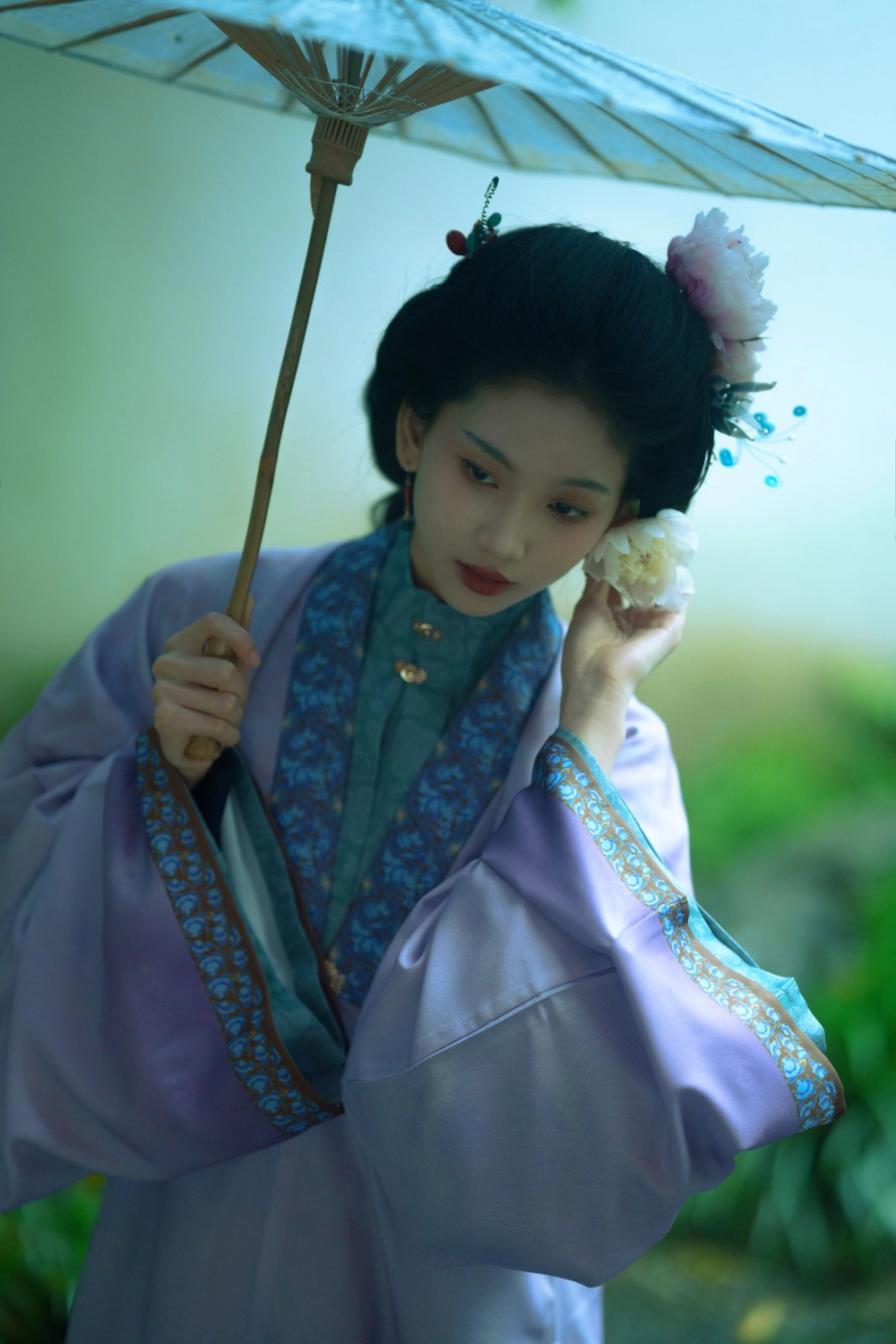 A poised and powerful shot of Er Yi Zhi