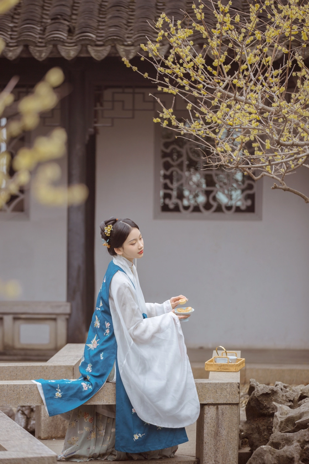 A vintage-inspired look from Er Yi Zhi