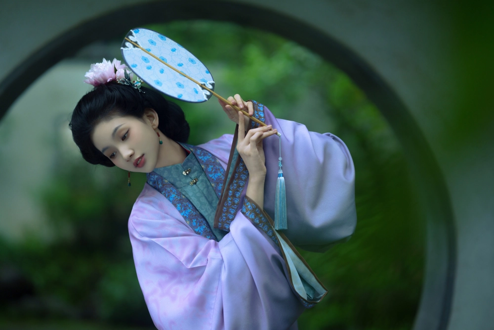 Er Yi Zhi's timeless and sexy silhouette