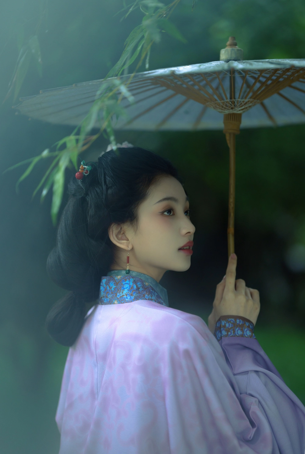 A moment of quiet allure with Er Yi Zhi