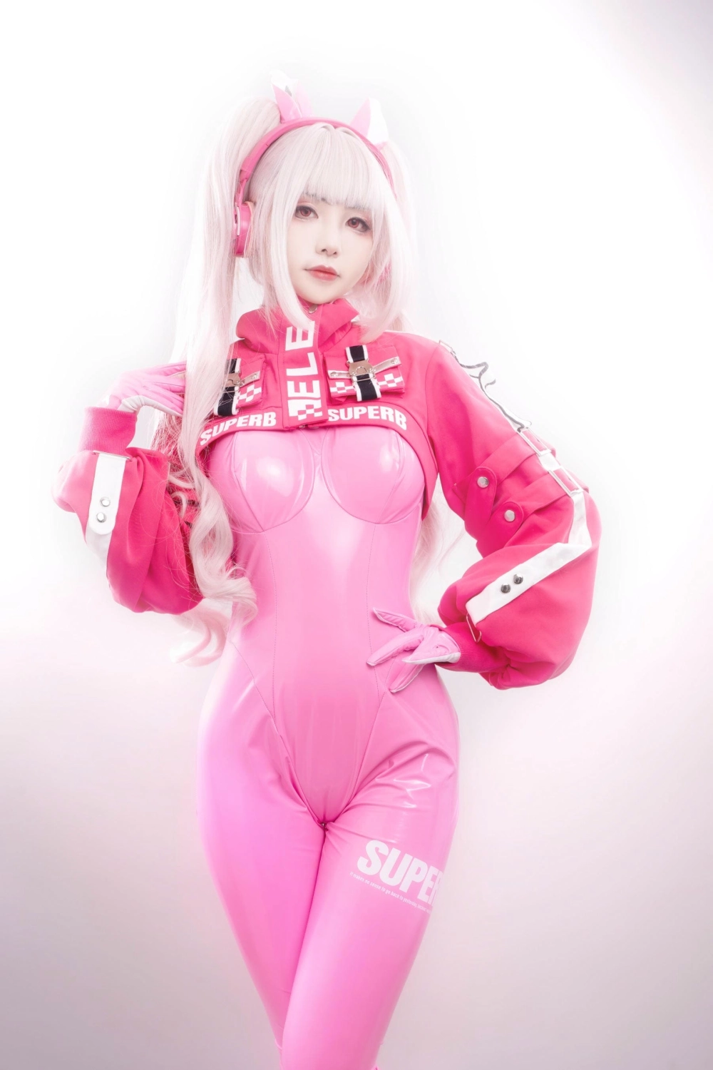 A timeless bridal look for Explosion girl Meow Xiaoji