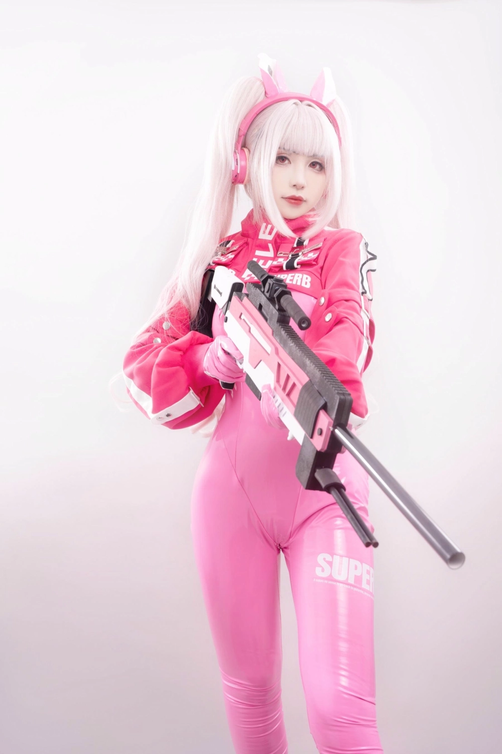 The captivating gaze of Explosion girl Meow Xiaoji