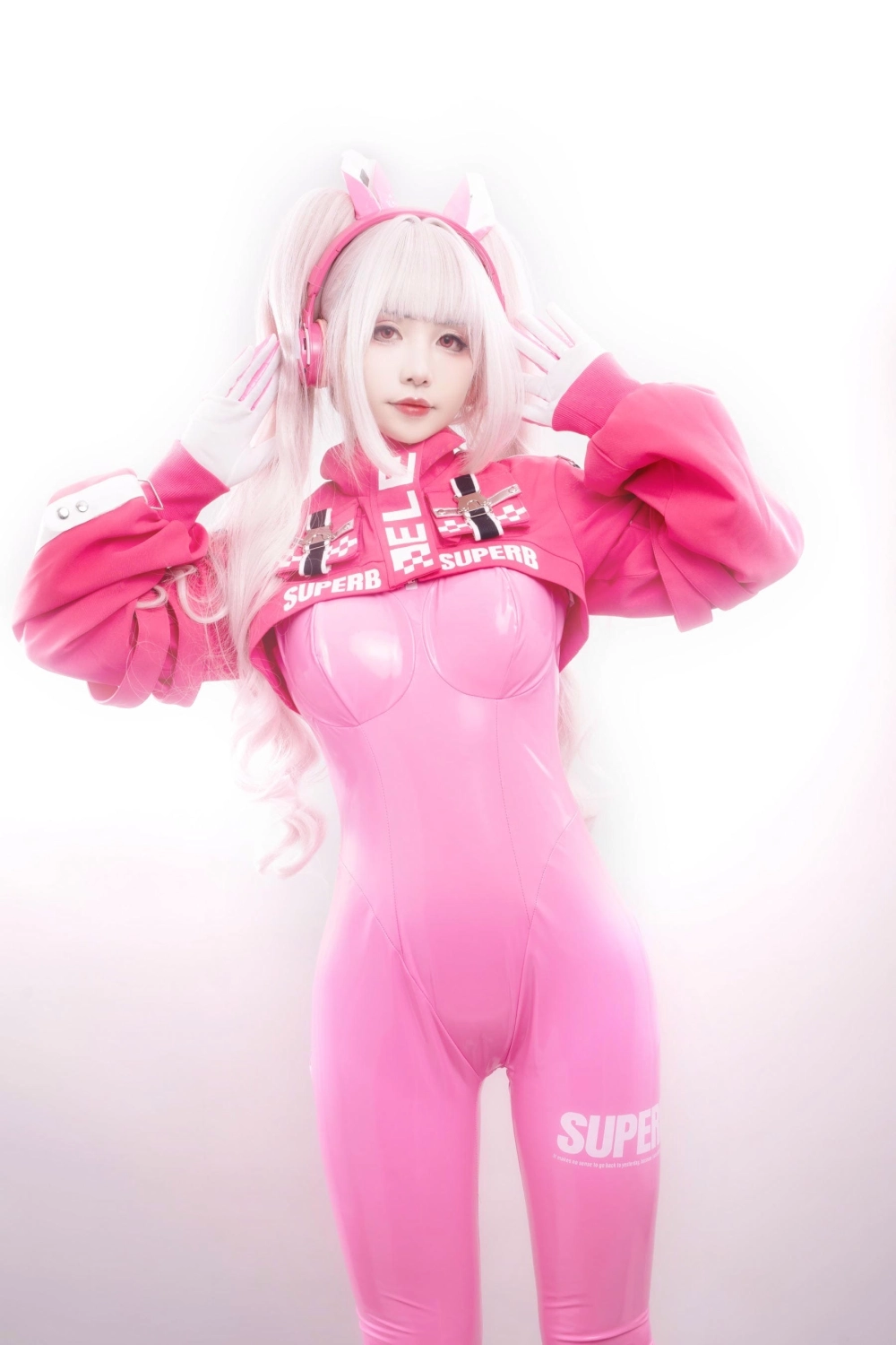 Explosion girl Meow Xiaoji's perfect pose