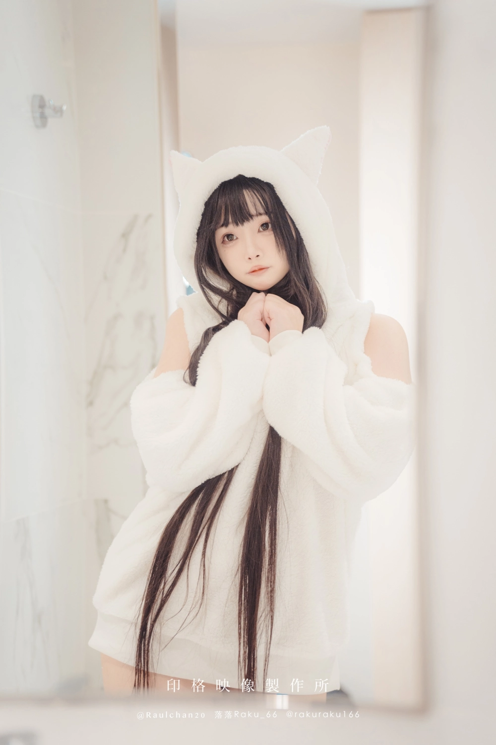 Fall in a cute and playful pose
