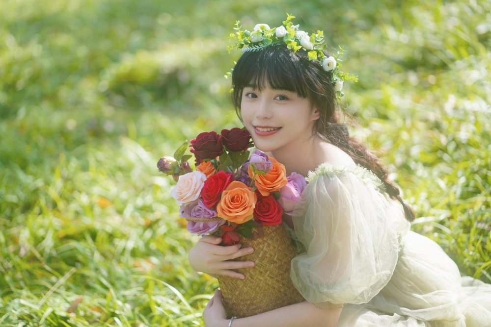 Fei Li Nini's glamorous and vibrant outdoor shoot