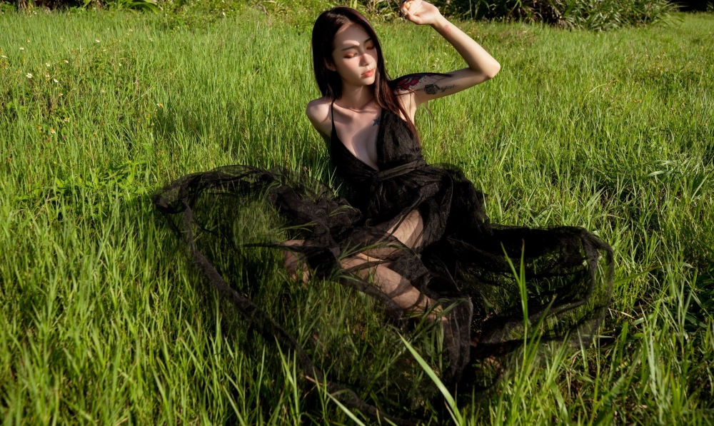 Dive into the deep ocean of her striking Flutter beauty