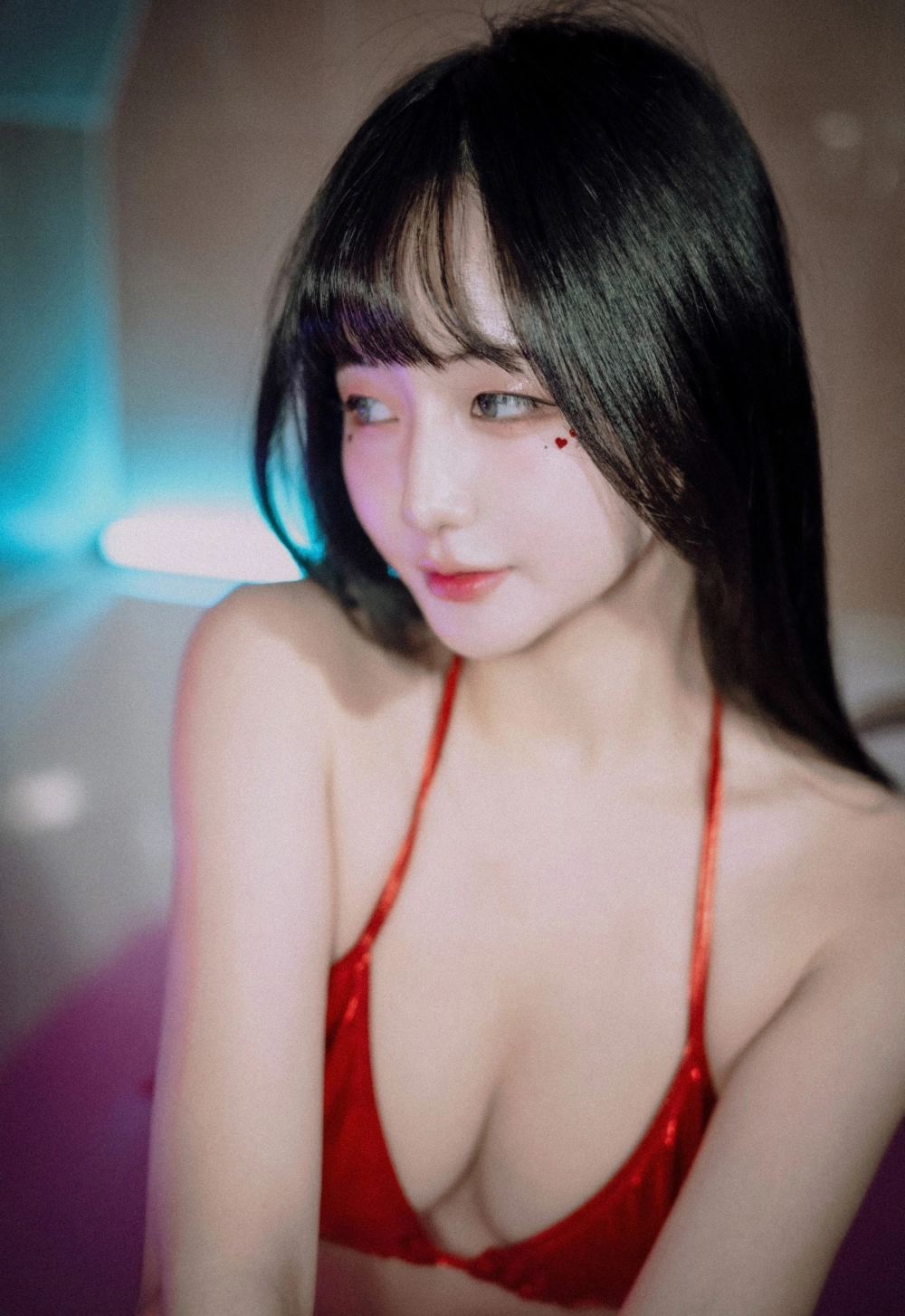 Capture moments with the elegance of Han Jin