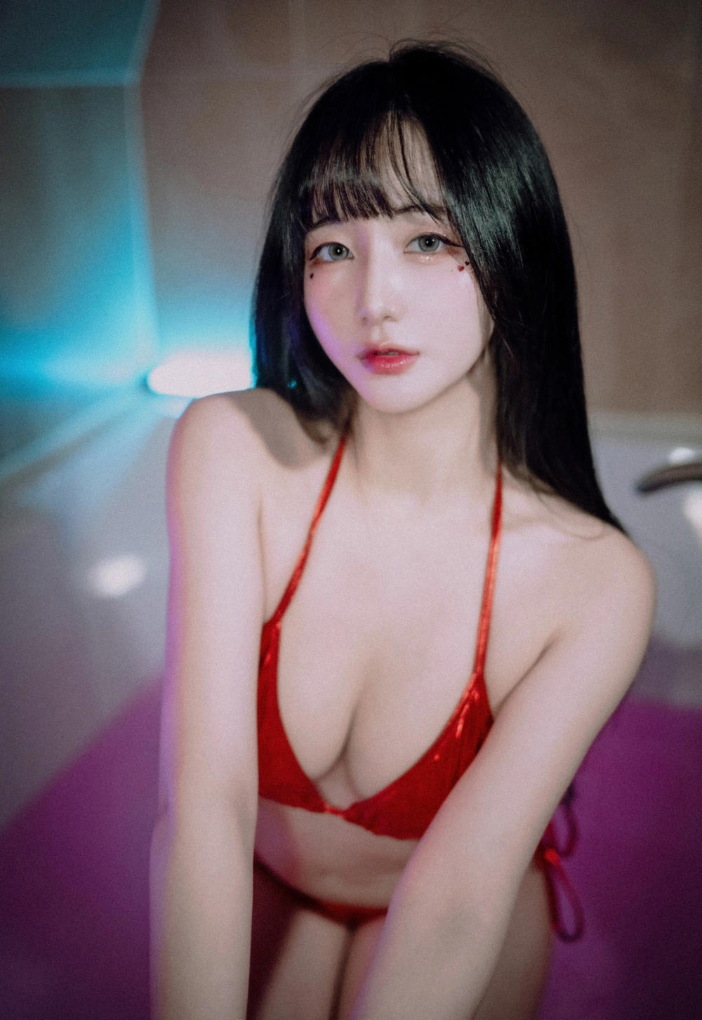 Han Jin brings fashion and grace to your feed