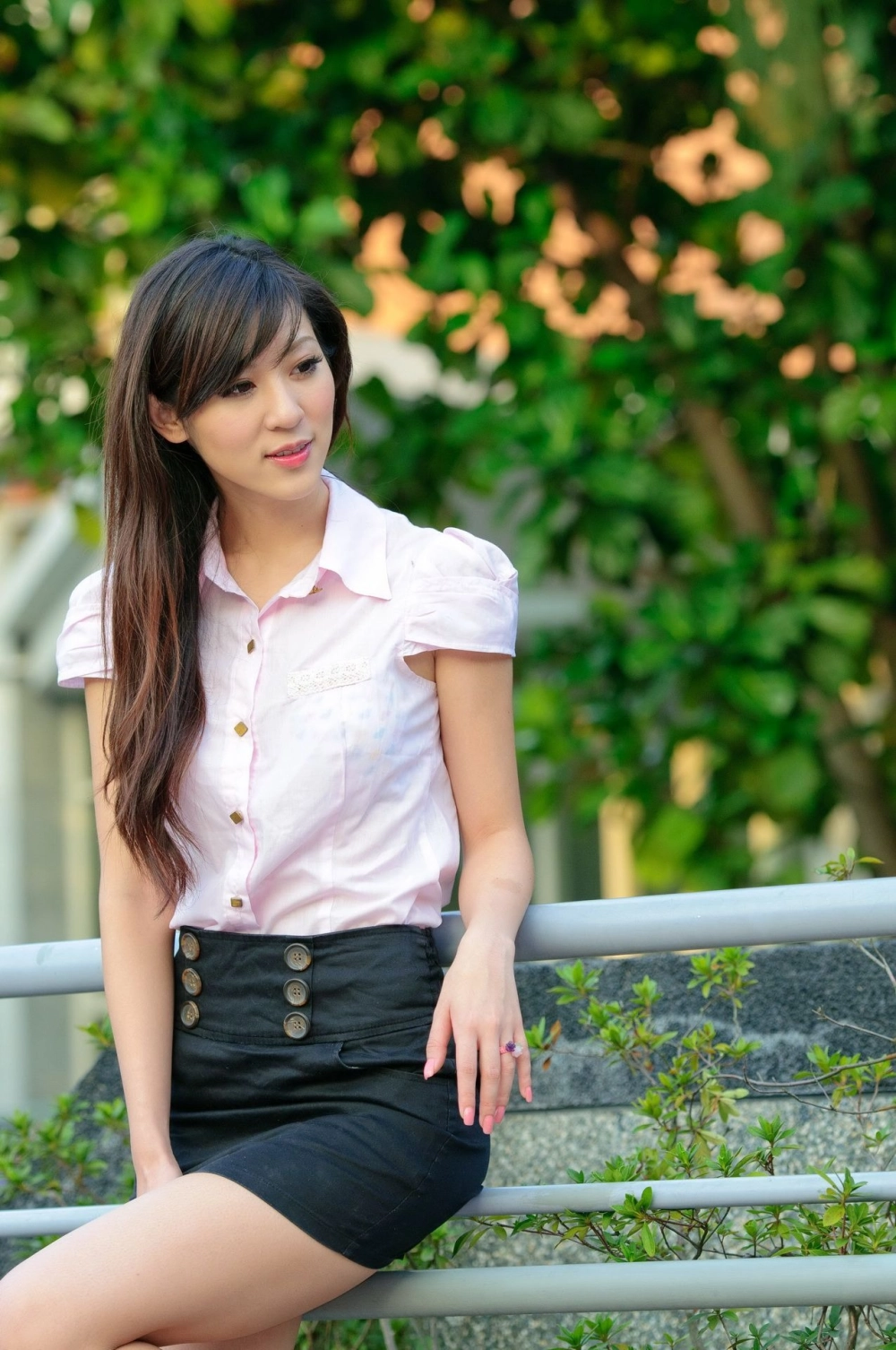 Graceful pose by the gorgeous Han Yujie