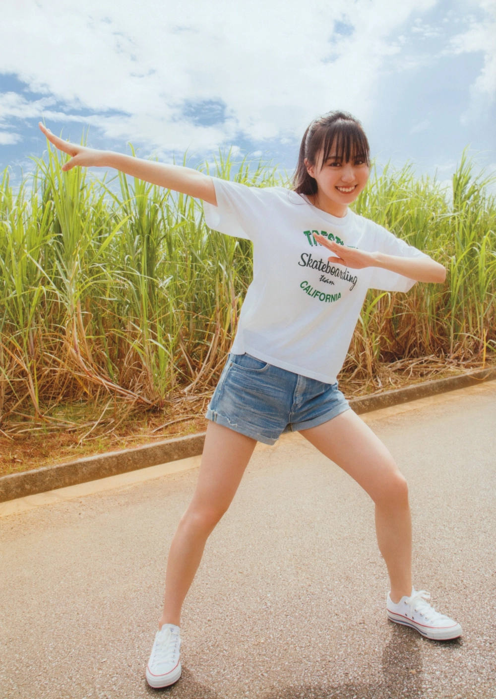 Sultry swimsuit pose from the elegant idol Haruka Kaki 