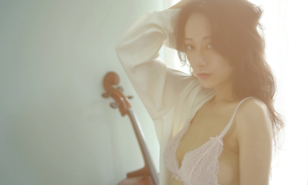 An alluring portrait of He Jiaying