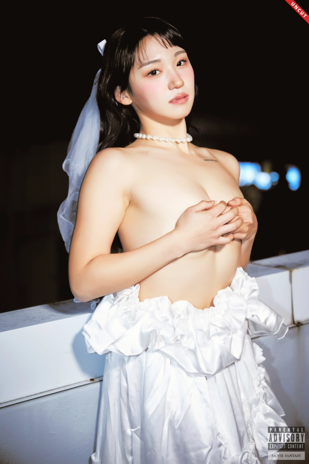 A vision in white, the lovely Hendoong
