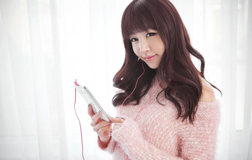 Explore the latest Hong Zhiyan photo gallery online today