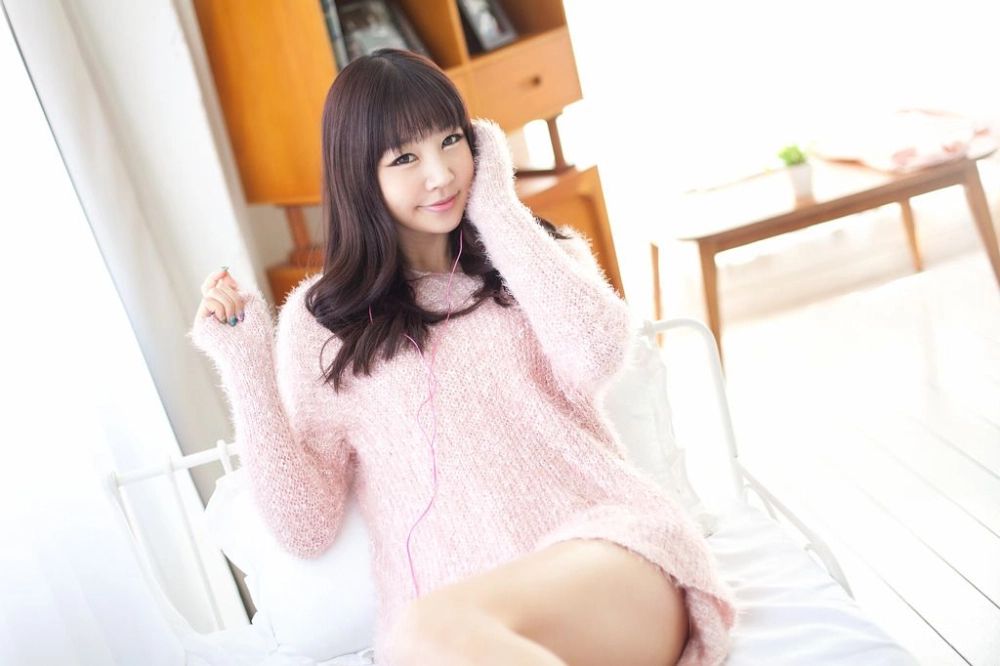 Discover elegance and grace with Hong Zhiyan