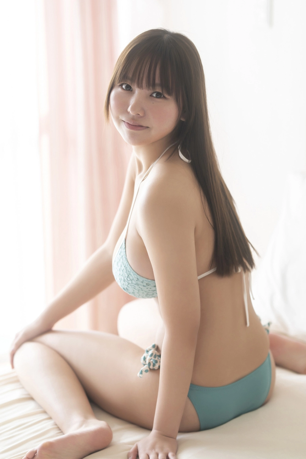 Every glance from the lovely Hongo Yuzuha tells a charming story