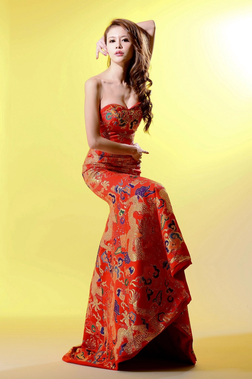 Huang Yayi radiates pure feminine power