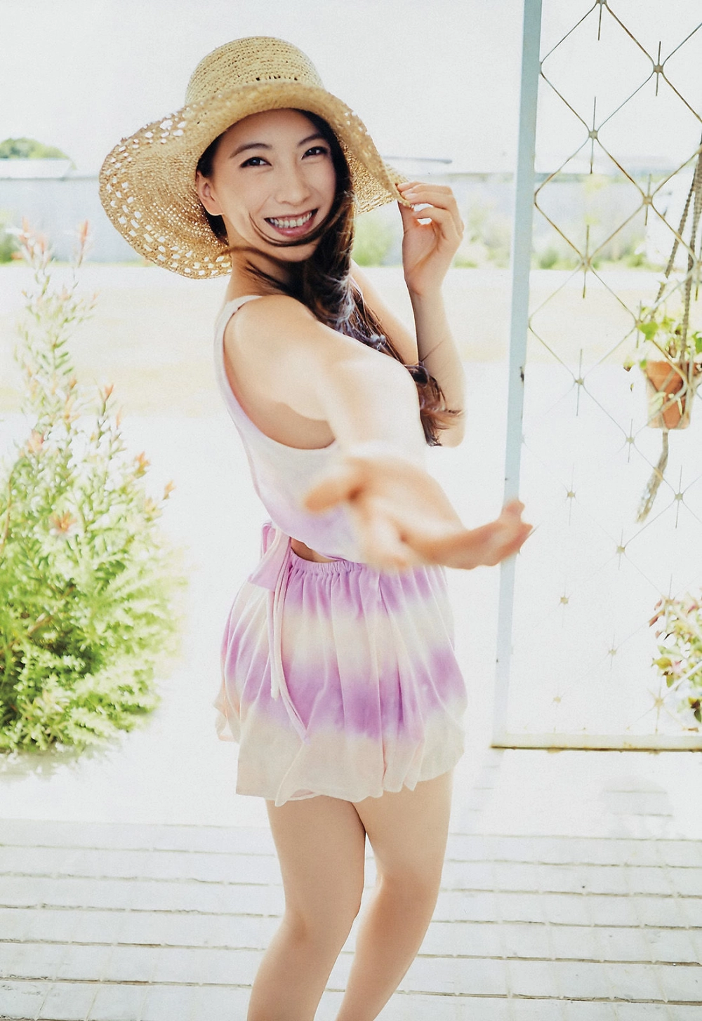 Jiang Zhiying stuns with grace and modern sophistication