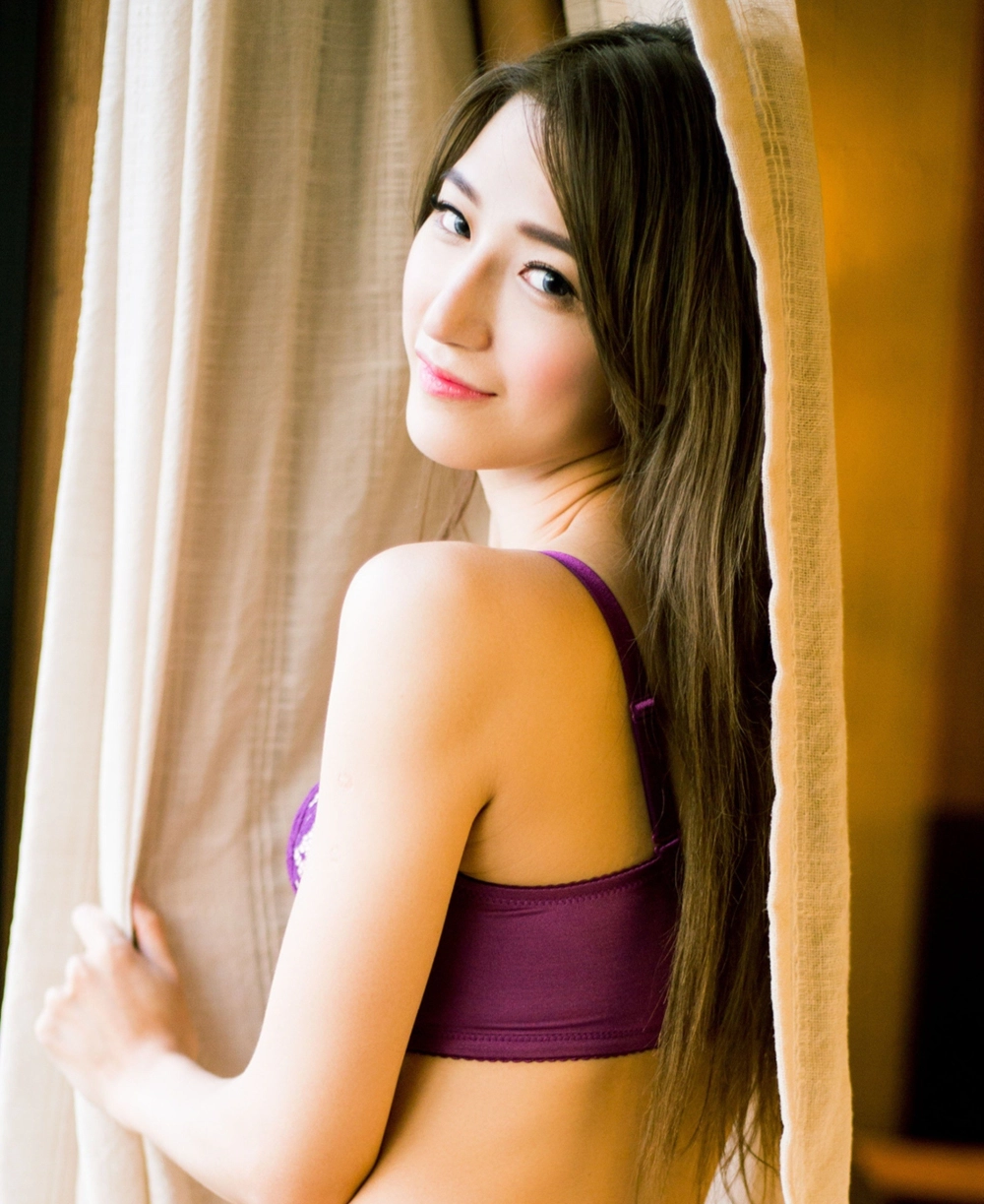 Irresistible beauty amplified by the unique style of Jin Nana